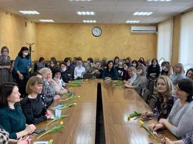 В предверии одного из главных весенних праздников 8 Марта мужской коллектив администрации округа поздравил своих очаровательных коллег с Международным женским днём